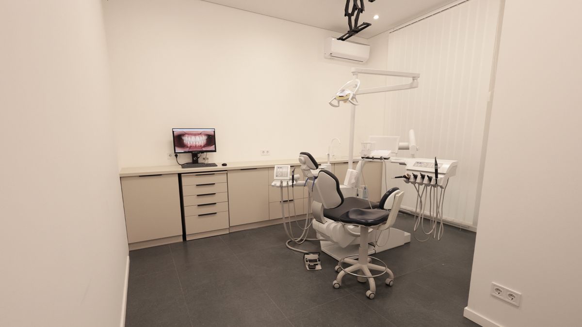 Операційний кабінет SM Dental Clinic з сучасною стоматологічною установкою