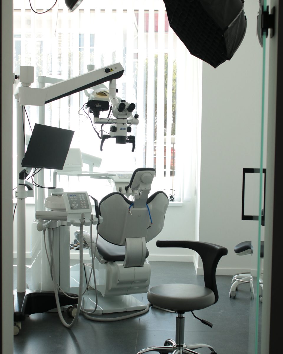 Операційна SM Dental Clinic з дентальним мікроскопом